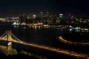 Photo a city skyline at night