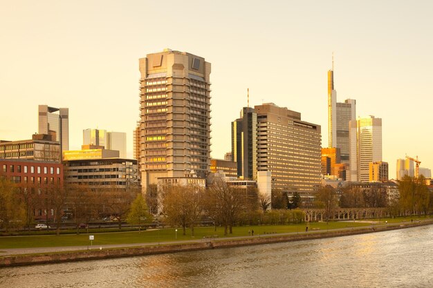 Photo city skyline and river main frankfurt hesse germany