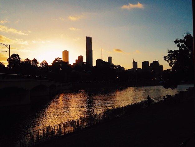 Photo city skyline at sunset