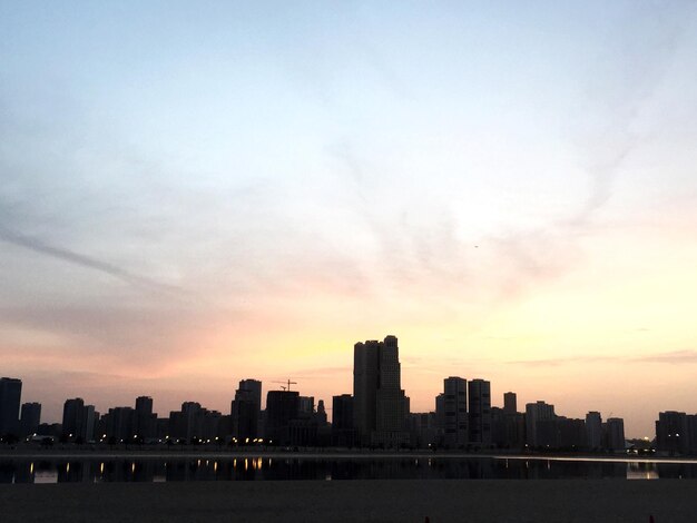 Photo city skyline at sunset