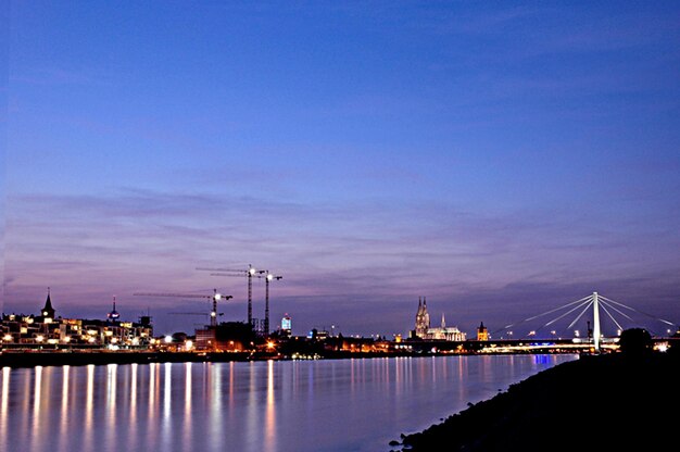 Photo a city skyline with a city in the background and a city in the background