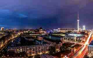 Photo a city skyline with a dark sky and a city in the background