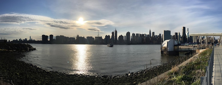 Photo city skyline with river in background