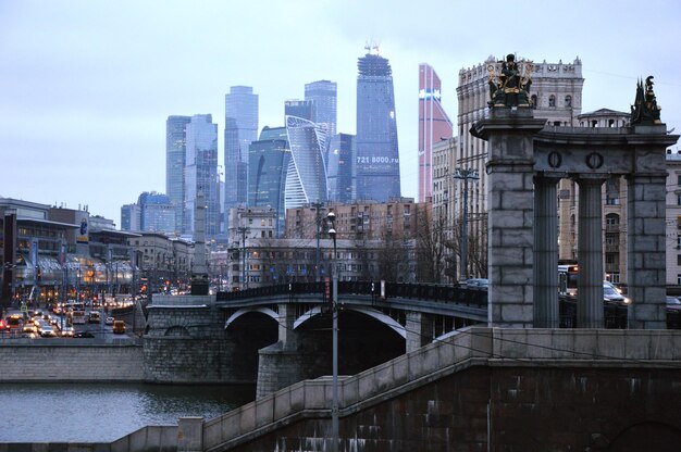 Photo city skyline with river in background