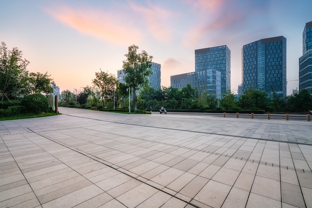 Piazza della città e moderni grattacieli