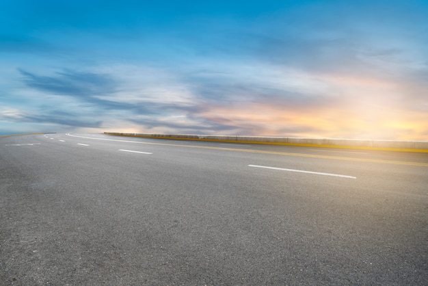 Foto quadrato della strada e nuvola del cielo