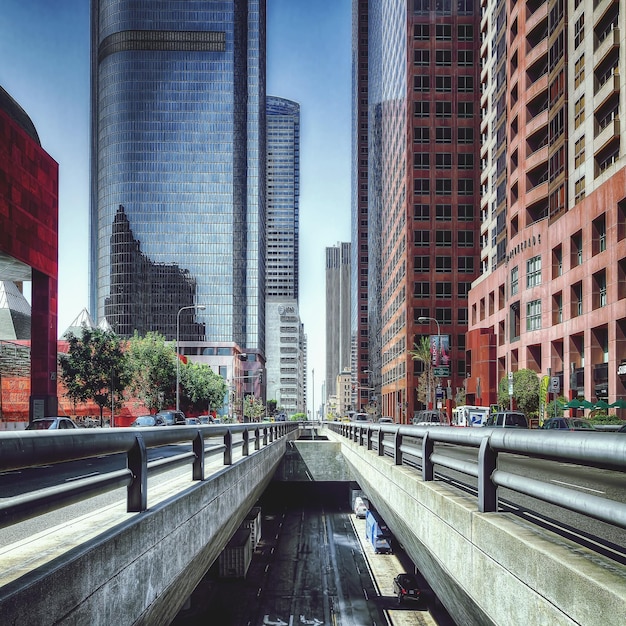 Foto strada della città contro gli edifici