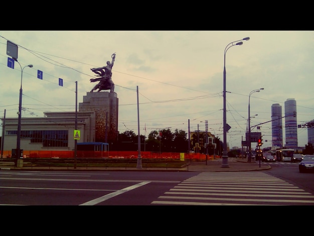 Фото Городская улица на фоне облачного неба