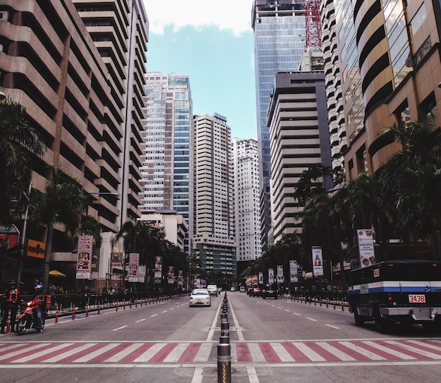 Photo city street amidst buildings against sky