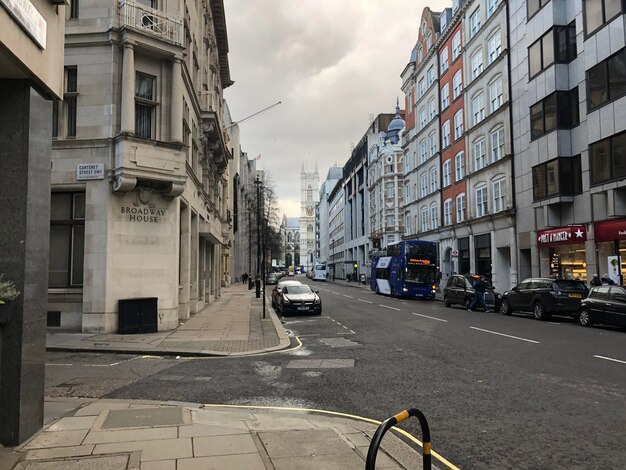 Photo city street amidst buildings against sky