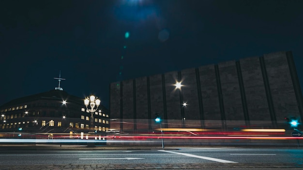 写真 夜のぼやけたライトのある夜の街の通り