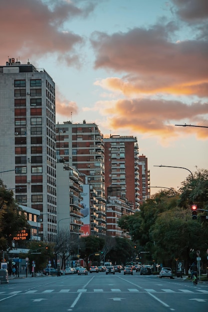 Foto strada della città e edifici contro il cielo durante il tramonto