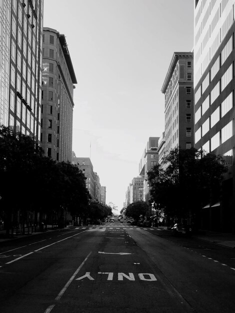 Foto strada della città e edifici contro il cielo