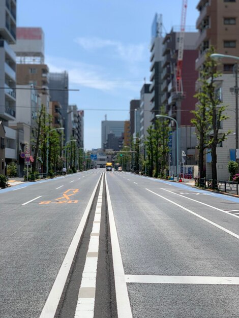 Strada della città e edifici contro il cielo