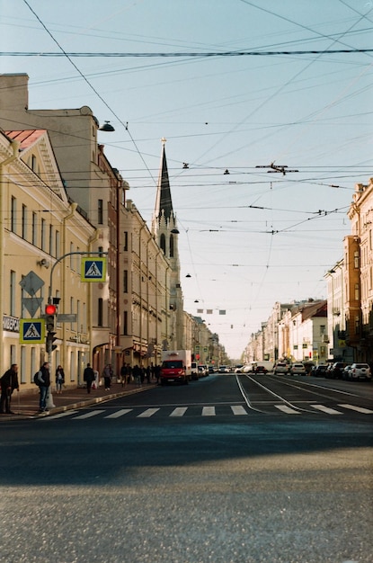 Foto strada della città e edifici contro il cielo