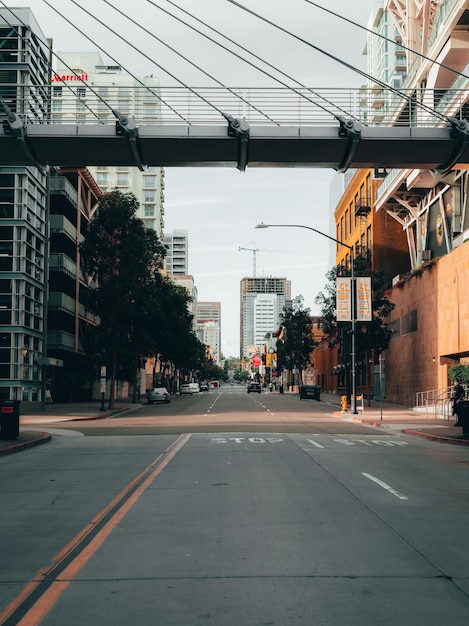 Foto strada della città e edifici contro il cielo