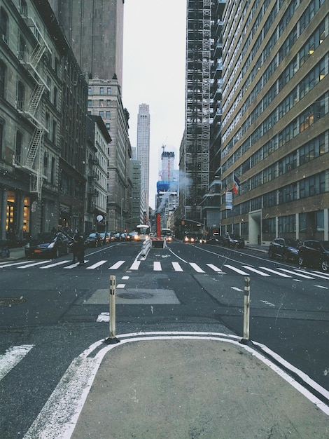 Foto strada della città tra gli edifici