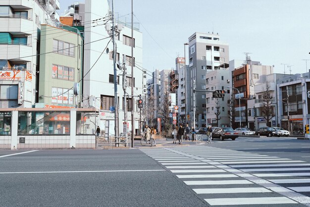 写真 空に照らされた建物の街