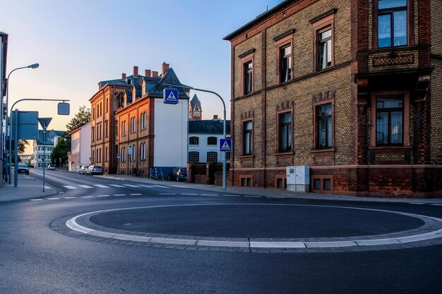 Foto strada della città da edifici contro il cielo