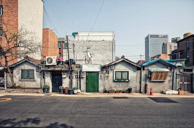 Photo 하늘을 배경으로 건물에 의해 도시 거리.