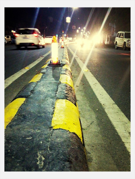 Foto strada della città di notte