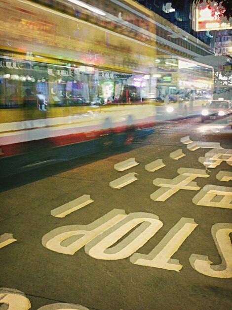 Photo city street at night