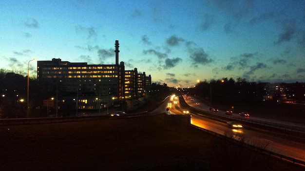 Foto strada della città di notte