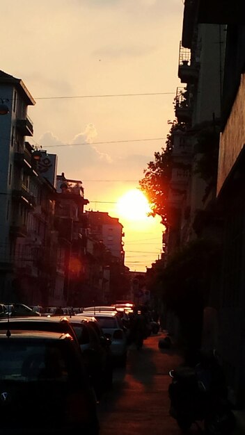 Foto strada della città al tramonto