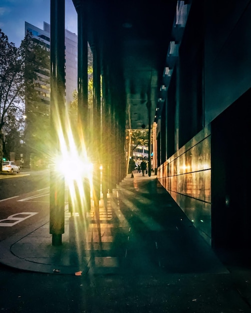 Foto strada della città al tramonto