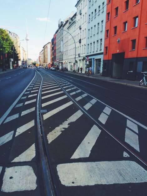 Foto strada della città con edifici sullo sfondo