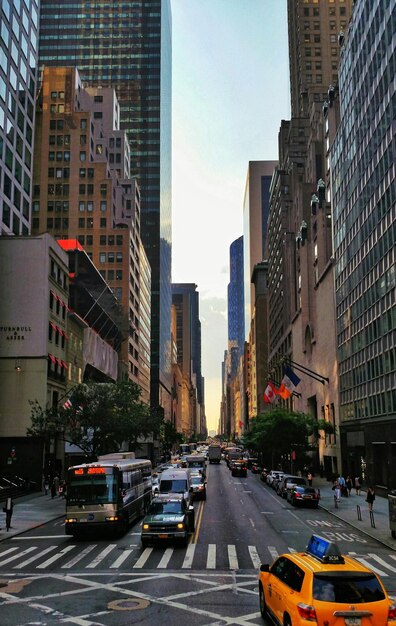 Foto strada della città con edifici sullo sfondo