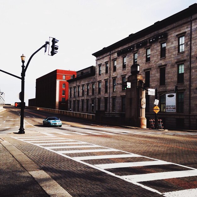 Photo city street with buildings in background