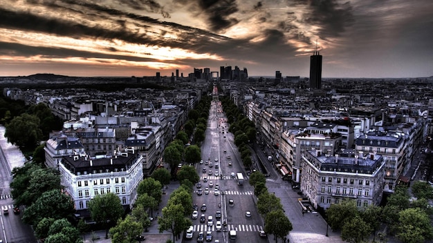 Photo a city street with a lot of cars on it