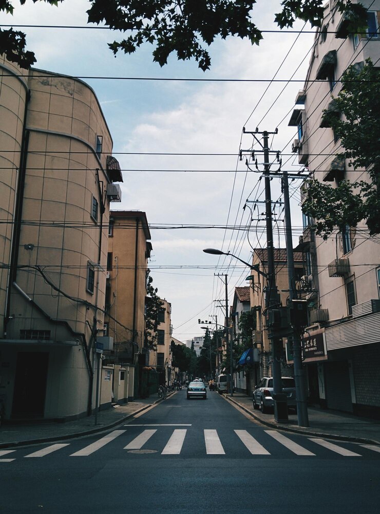 Photo 電線と建物のある街道