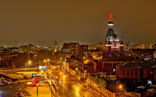 Photo a city street with a red light on the top of it