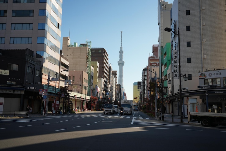 Photo その上に東京と書かれた標識のある街路