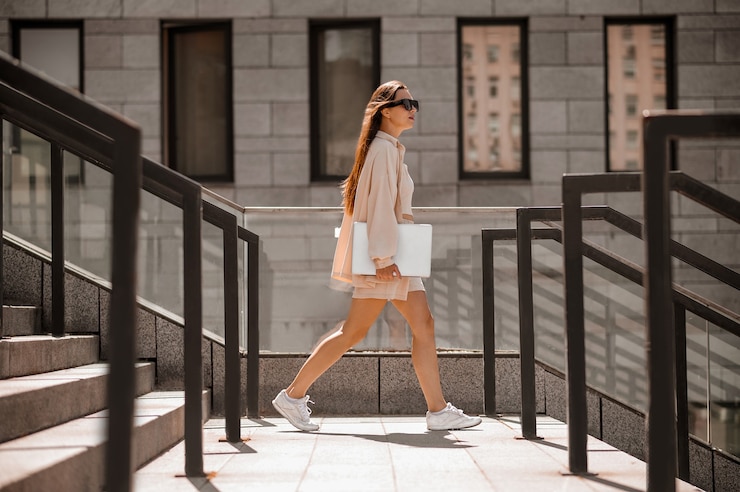 Photo シティスタイル。街の通りにベージュのファッショナブルな若い女性