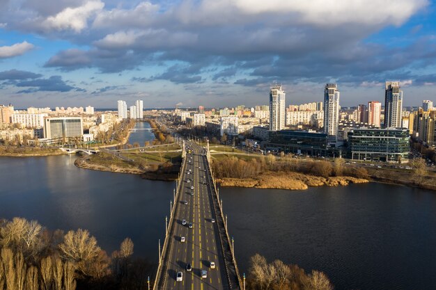 Фото Городской транспорт на мосту патона. вид на русановскую набережную.