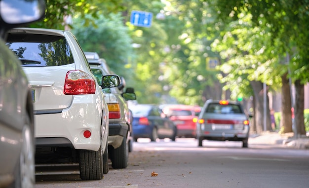 Городское движение с автомобилями, припаркованными в очереди на улице