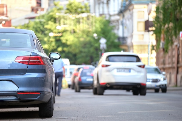 Traffico cittadino con auto parcheggiate in fila sul lato strada