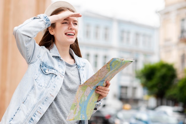 Photo city traveller holding a map in the city