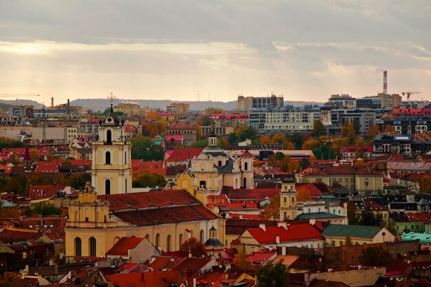 写真 ヴィルニュス (vilnius) リトアニア (lithuania) ビルニュスの街景と都市風景色彩の多い家屋旧市街と建築