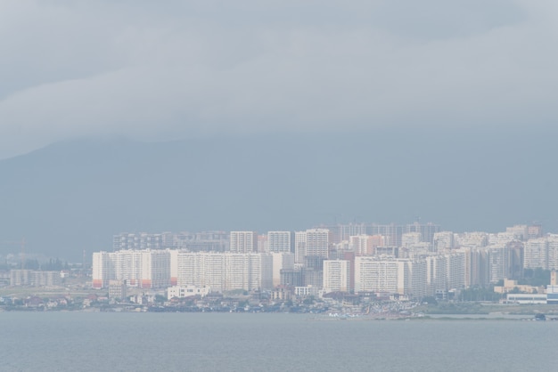 Vista della città in una nebbiosa giornata estiva