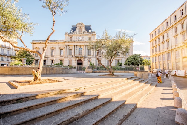 Vista della città sulla piazza dei martiri con un bellissimo edificio durante la luce del mattino nella città di montpellier nel sud della francia