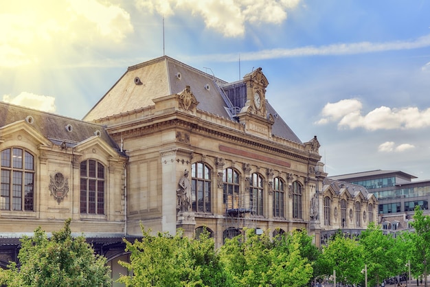 Вид на город одного из самых красивых городов мира Париж, вокзал Аустерлиц в Париже