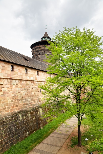 Photo city walls of nuremberg and park in drained fortification canal, germany