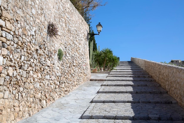 이비자 스페인의 성벽과 계단