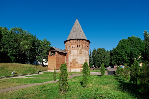 古代の要塞の市壁と塔。スモレンスク