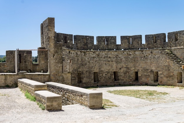 フランス南部の中世の要塞都市カルカソンの城壁と塔