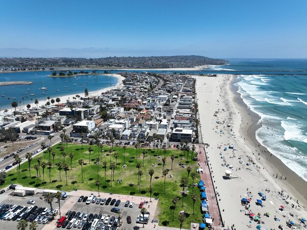 Foto una città con una spiaggia e una spiaggia con una spiaggio e l'oceano sullo sfondo